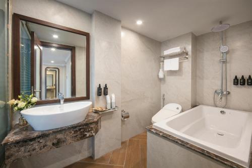 room detail thumbnail 2