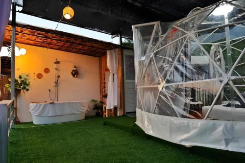 room detail thumbnail 2