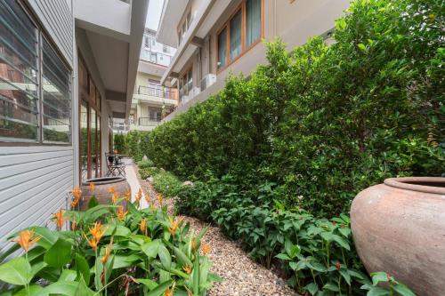 Spacious 2BD Apartment in ThongLor with Balcony - image 8