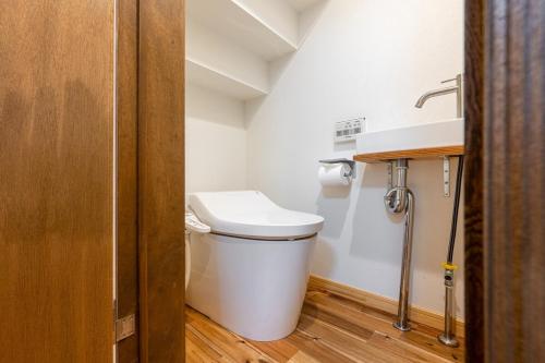 Great location 8 minutes on foot from Higashi-Shinjuku Station and 1 stop from Shinjuku Station! Accommodates up to 11 people Wi-Fi available Shibuya, Asakusa, Ikebukuro