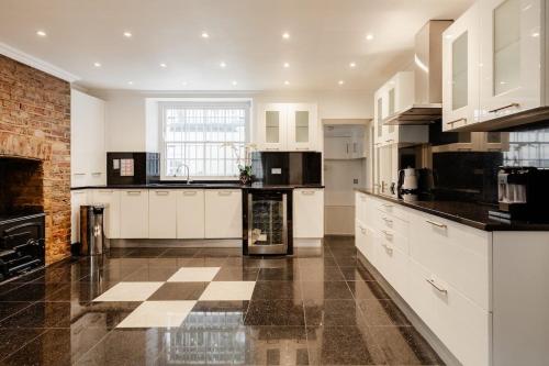 Chic City House | Hyde Park & Oxford St. - image 12