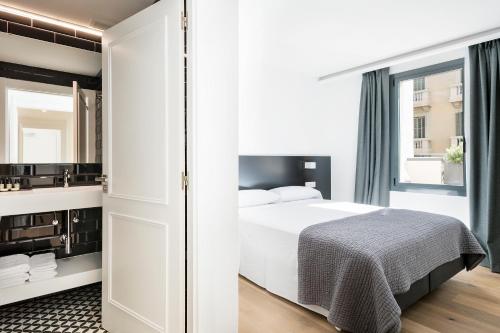 Luxury two-Bedroom Apartment with Terrace image 8