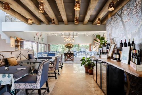 Restaurant, Casterbridge Hollow Boutique Hotel in Râul Alb