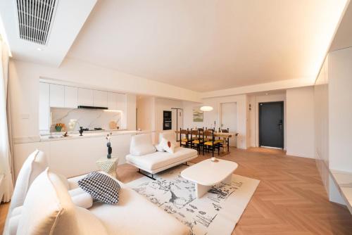 Pure home-Shanghai core high-floor house, large area, near Yuyuan Garden, the Bund People's Square,Commanding Panoramic Night of the Pearl Tower,Enjoying the stunning views of the Bund, Shanghai
