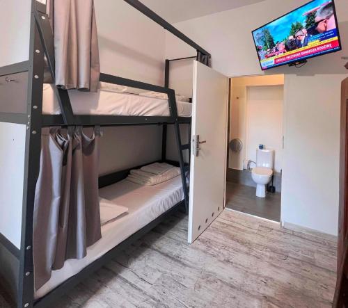 2 twin beds, 2 bunk beds