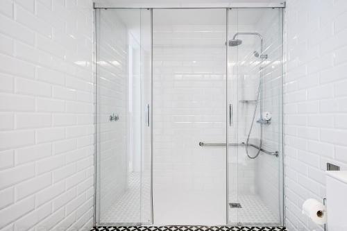 One-Bedroom Apartment image 7