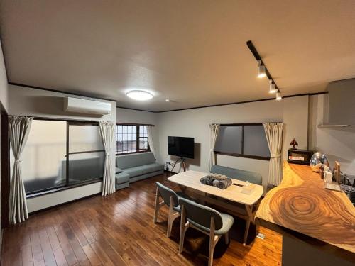 関空直通 観光拠点に最適 最大12名一軒家貸切でゆったり旅