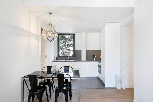 Deluxe Two-Bedroom Apartment image 5
