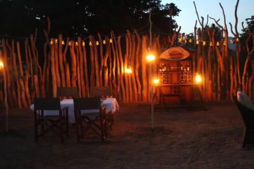Restaurace, Elephant Crossing Safari Bushcamp in Mafuta