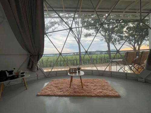 Whitehouse resort in Tha Muang