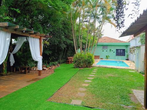 Open House Timboré, Casa com espaço gourmet, churrasqueira, quarto casal, mais 1 quarto com 2 treliches acomoda 6 pessoas, piscina, espaço familiar e aconchegante, próximo ao aeroporto, São Paulo