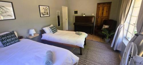 1 double bed, 2 twin beds