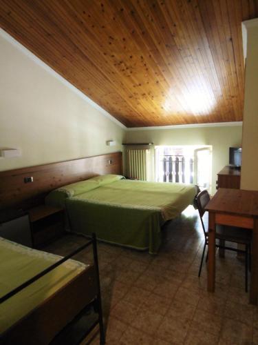3 twin beds