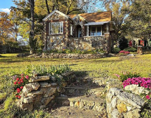 . Historic Stone Cottage by River with Fire Pit