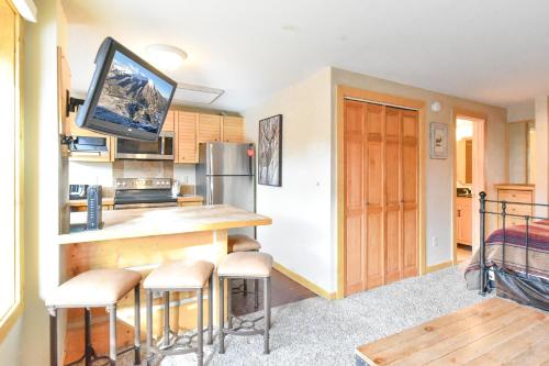 Village at Breckenridge Peak 9 Inn, Liftside 4414 in Breckenridge, USA
