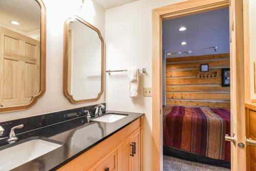 Village at Breckenridge Peak 9 Inn, Liftside 4414 in Breckenridge, USA