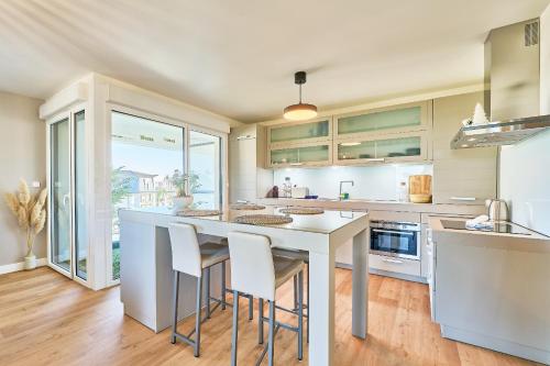 廚房, Astrolabe - 2 bedrooms - Cozy and new - Balcony in 瑟松塞維涅