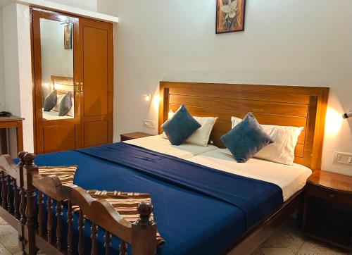 Twin room, fan