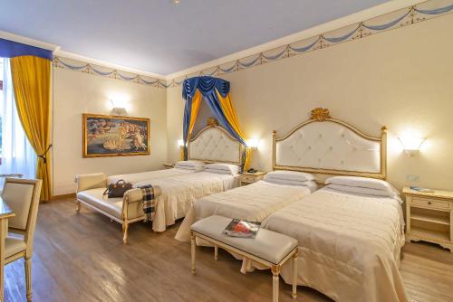1 queen bed, 2 twin beds