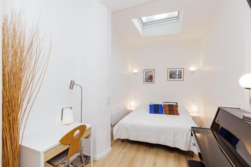 Nice and comfortable nest near the Eiffel Tower - image 7