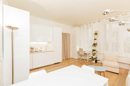 Nice and comfortable nest near the Eiffel Tower - image 2