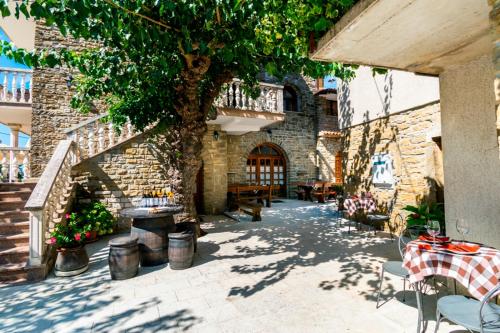 San Mauro Countryside Retreat With Restaurant & Wine Cellar - Istrien
