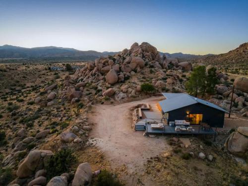 Dakota Haus Panoramic Boulder Views in Pioneertown, USA
