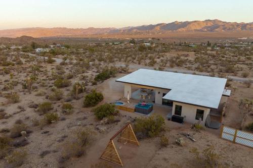 Mojave Rosa - Cowboy Tub, Hot Tub, New Fire Pit! in Yucca Valley, USA