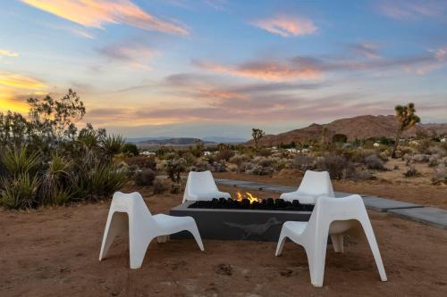 Sundrop Cowboy Pool, Hot Tub & Views! in Joshua Tree, USA