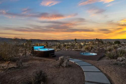 Sundrop Cowboy Pool, Hot Tub & Views! in Joshua Tree, USA