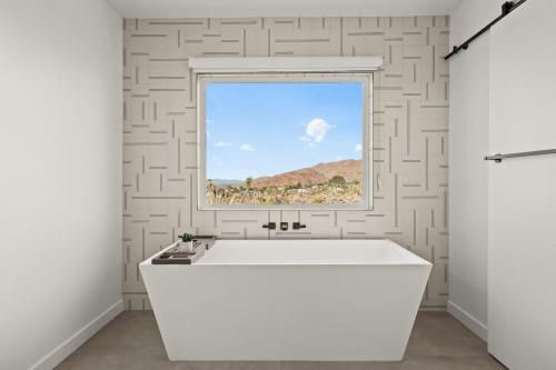 Sundrop Cowboy Pool, Hot Tub & Views! in Joshua Tree, USA