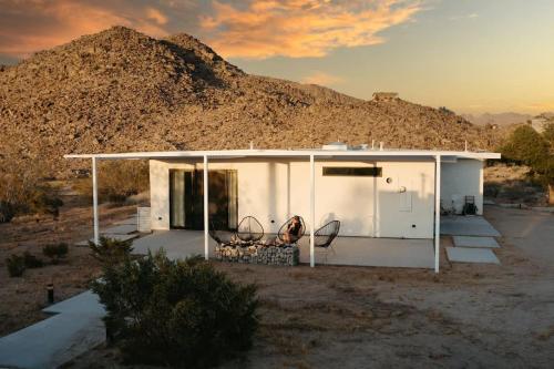 Zebra Shadow 5 Min To Park Hot Tub Boulders in Joshua Tree, USA