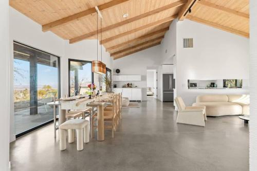 Zendo House Saltwater Pool, Hot Tub & Firepit in Joshua Tree, USA