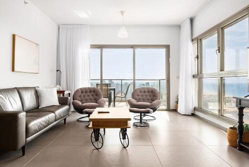Stunning 4BR Penthouse with Balcony & Sea Views – khách sạn tại Bãi biển Poleg