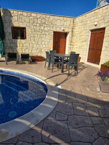 Fontana Traditional House