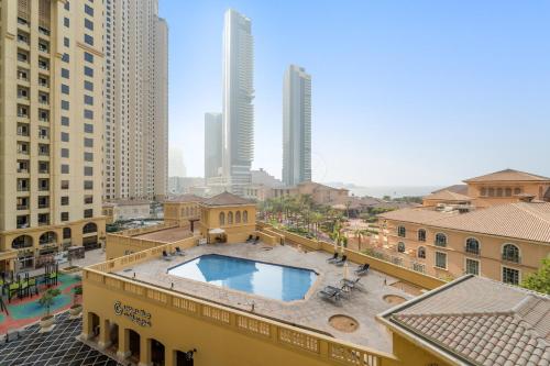 VayK - Spacious 3BR in JBR with Beach Access - image 4