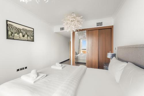 VayK - Spacious 3BR in JBR with Beach Access - image 12