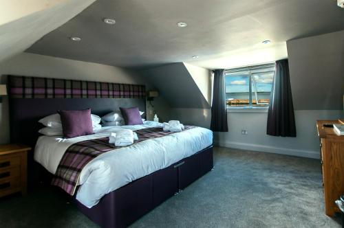 Bed, Lochside hotel in Bowmore
