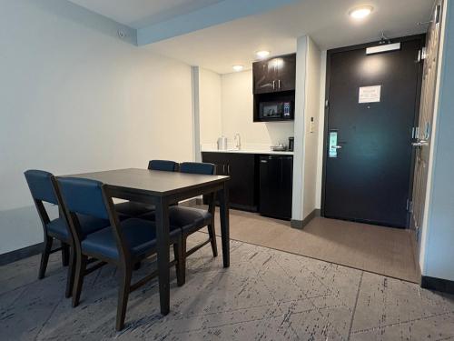 Holiday Inn Express & Suites Raleigh West Lenovo Center By IHG in 羅列西南
