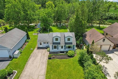 Center Lake Cape Cod Escape Family Waterfront Home with Dock Scenic Views and Pet Friendly in 安提阿
