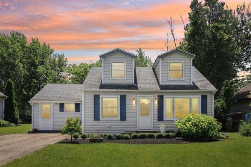 Center Lake Cape Cod Escape Family Waterfront Home with Dock Scenic Views and Pet Friendly in 安提阿