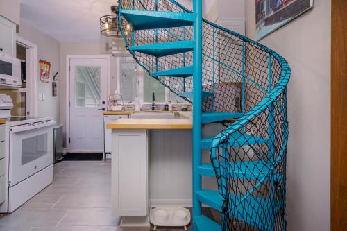 Center Lake Cape Cod Escape Family Waterfront Home with Dock Scenic Views and Pet Friendly in 安提阿