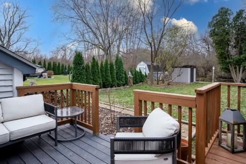 Center Lake Cape Cod Escape Family Waterfront Home with Dock Scenic Views and Pet Friendly in 安提阿
