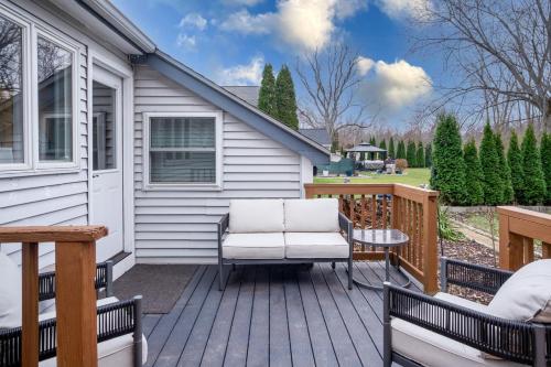 Center Lake Cape Cod Escape Family Waterfront Home with Dock Scenic Views and Pet Friendly in 安提阿