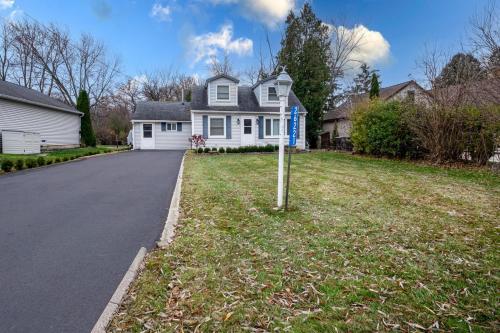 Center Lake Cape Cod Escape Family Waterfront Home with Dock Scenic Views and Pet Friendly in 安提阿