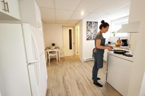 Cozy 1BR in Vieux-Longueuil +parking 14min Downtown in Longueuil (QC)