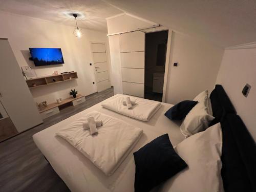 DM Rooms lll