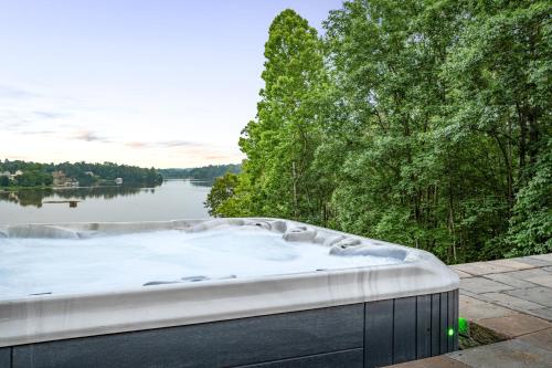 Secluded 3 Acre 5 BR Resort with Heated Private Lakeview Saltwater Infinity Pool, Hot Tub, Boat Hous in Louisa (VA)