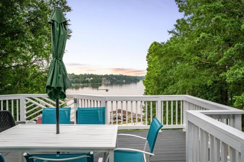 Secluded 3 Acre 5 BR Resort with Heated Private Lakeview Saltwater Infinity Pool, Hot Tub, Boat Hous in Louisa (VA)