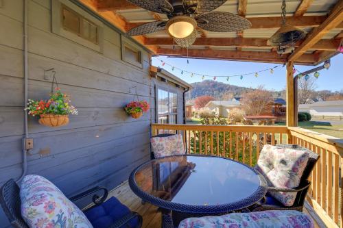 Steps to Virginia Creeper Trail: Creekside Retreat – khách sạn tại Damascus (VA)